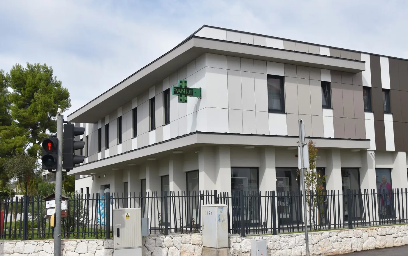 Zgrada u kojoj se nalazi ambulanta, Marka Marulića 2a u Kaštel Gomilici